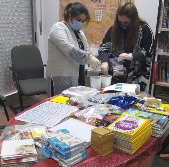 Notícia Entrega de Kits aos Jovens do projeto Gira no Bairro